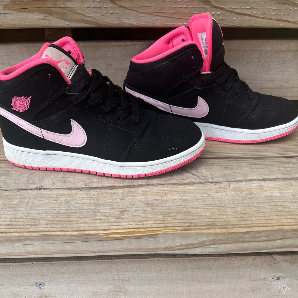 Jordan 1 mid’s GS 5.5-fit Women’s size 7 black and pink-almost perfect condition